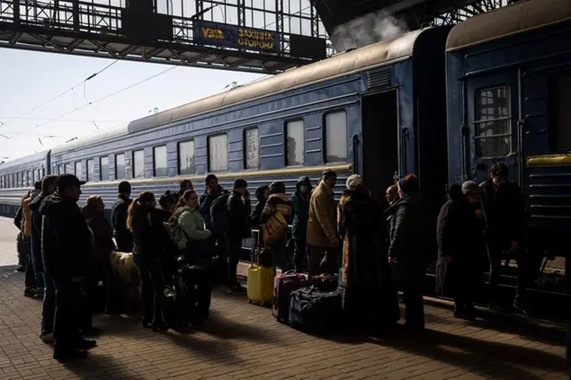 Un treno in partenza in Ucraina (Copyright 2022 The Associated Press. All rights reserved)