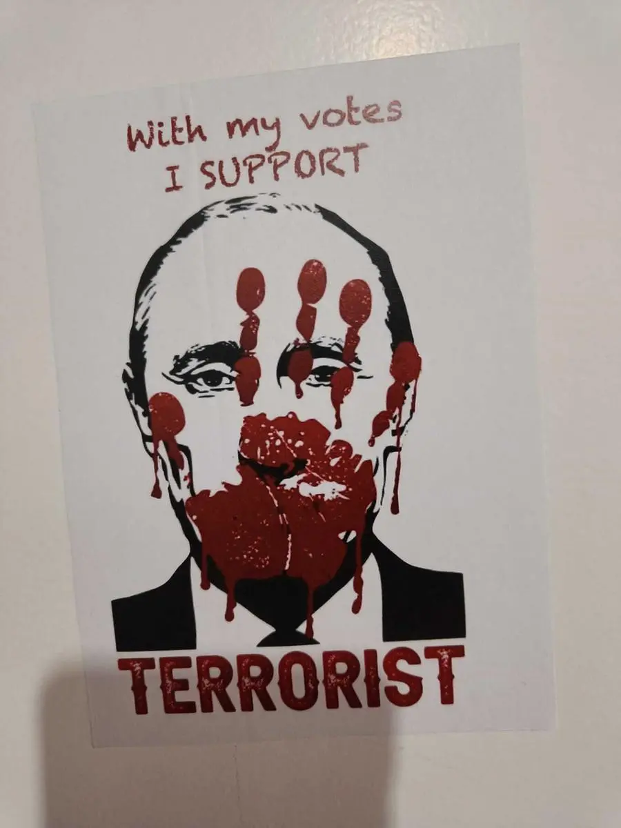 Cartelli polemici sulle porte degli uffici di chi ha votato contro la  risoluzione sulla Russia in Europa