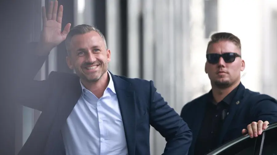 Manifesti e volantini in Germania mostrano la crescente polarizzazione tra partiti e movimenti politici