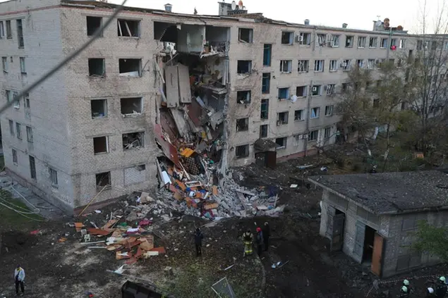 Un palazzo bombardato in queste ore a Zaporizhzhia (AFP)