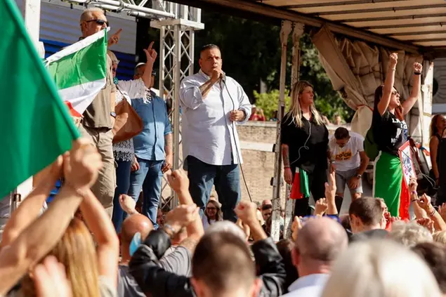 09/10/21 Roma. Manifestazione contro il green pass a Piazza del Popolo. Nella foto Giuliano Castellino, uno dei leader di Forza Nuova, parla sul palco.