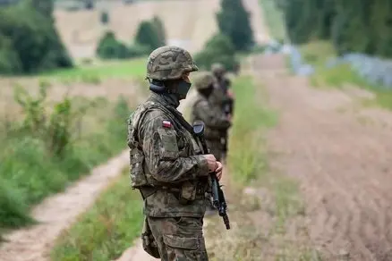 (Soldati al confine polacco con la Bielorussia, davanti alla nuova recinzione. Foto ministero della Difesa polacco)