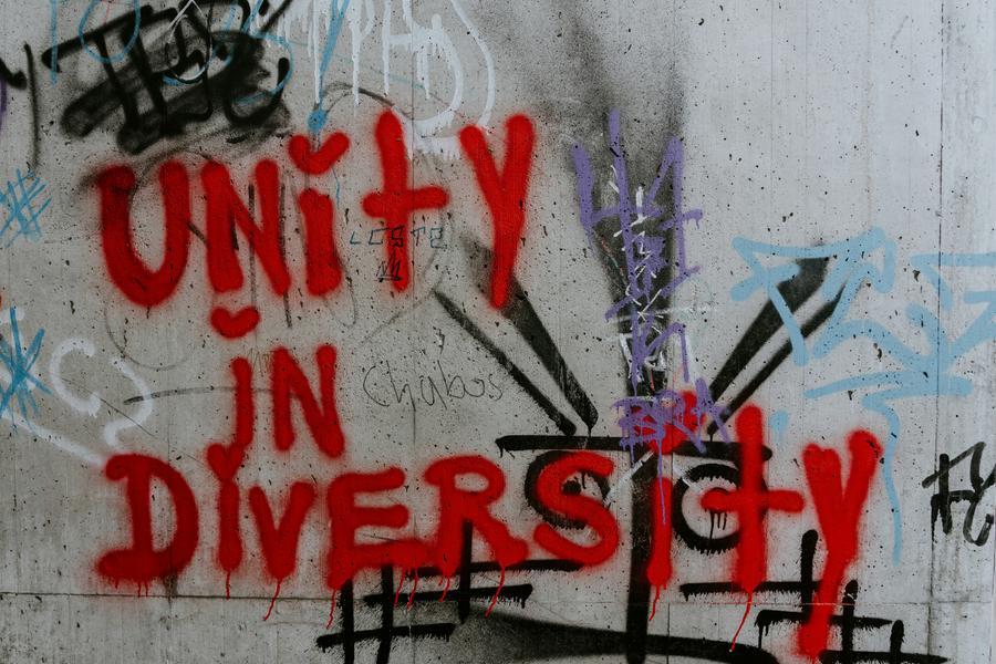 Un gruppo di persone discute su come il concetto di woke possa aiutare a comprendere e risolvere le diseguaglianze sociali