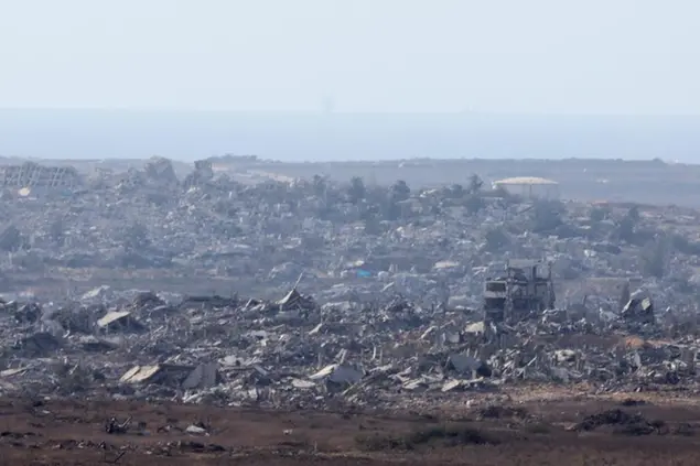 Le macerie degli edifici distrutti nella Striscia di Gaza settentrionale, viste dal lato israeliano del confine con Gaza, nel sud di Israele
