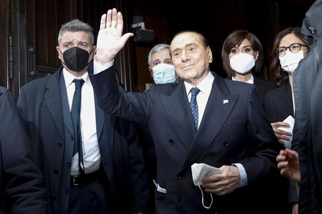 Silvio Berlusconi a Montecitorio, ieri, ha guidato la delegazione di Forza italia Foto LaPresse