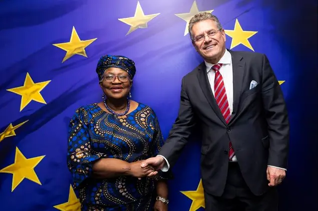 (Ngozi Okonjo-Iweala, direttrice generale del Wto, con il commissario Ue al Commercio Maroš Šefčovič. Foto Wto)