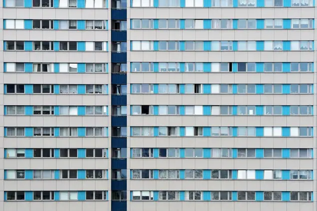 ARCHIV\\u00A0- Fenster sowie blaue und türkisfarbene Verkleidungen sind am 05.05.2015 in Berlin an einem Wohnhaus zu sehen. Fast vier von zehn Mieter-Haushalten in Deutschland müssen mehr als 30 Prozent ihres Einkommens für die Miete ausgeben. Etwa jeder sechste Haushalt zahlt sogar mehr als 40 Prozent des Nettoeinkommens für die Bruttokaltmiete. (zu dpa «Fast vier von zehn Haushalten stark durch Mieten belastet» vom 22.09.2017) Photo by: Jens Kalaene/picture-alliance/dpa/AP Images