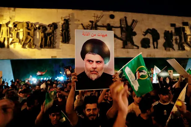 (Seguaci di Muqtada al-Sadr festeggiano i risultati elettorali a Baghdad. Foto AP)
