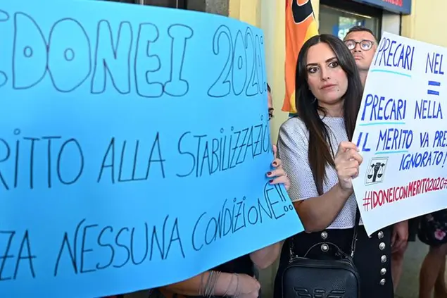 Una protesta dei precari del concorso 2020 la scorsa estate a Torino (Ansa)