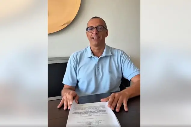 Matteo Ricci nel video pubblicato sui social con l'avviso di garanzia in mano