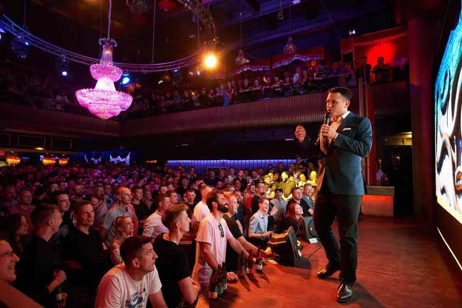 Giugno 2023: il leader dell’estrema destra Sławomir Mentzen incontra i propri sostenitori con lo slogan “Una birra con Mentzen”. Luogo: il Teatr Club di Łódź. Foto: Marcin Stępień / Wyborcza.pl