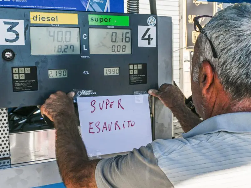 File e carburante esaurito: dopo Eni e Ip anche Q8 mette un tetto ai prezzi di benzina e gasolio