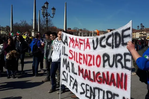 Una manifestazione contro le mafie foto ansa