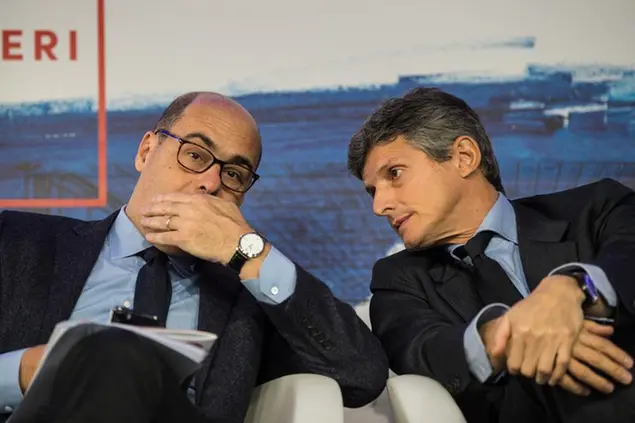 Il segretario del Pd Nicola Zingaretti e il sottosegretario alla presidenza del Consiglio Andrea Martella (LaPresse)