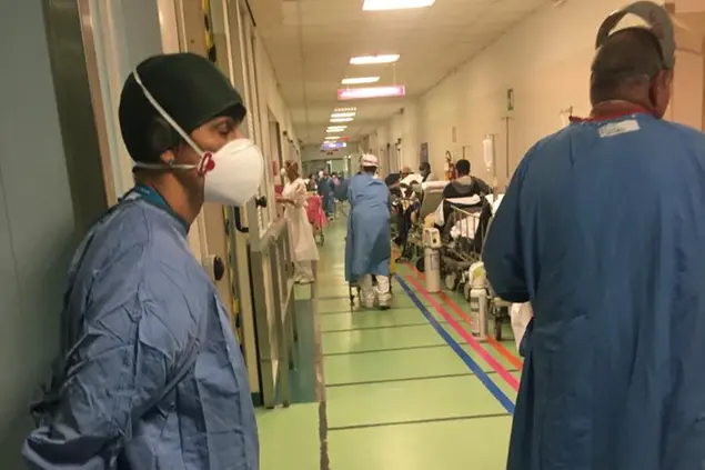 Una foto scattata negli ultimi giorni nell’ospedale San Martino di Genova con i pazienti in barella. Foto LaPresse
