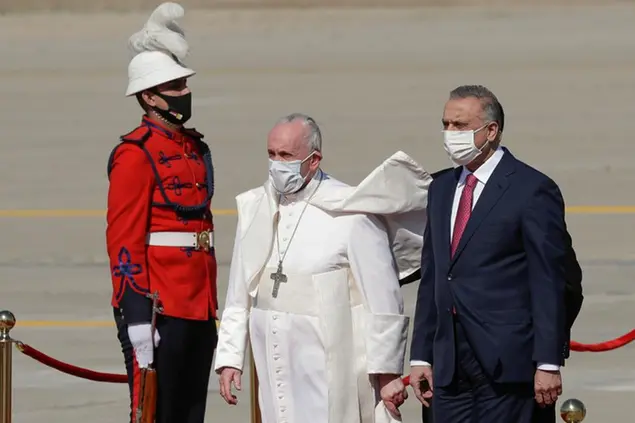 Papa Francesco in Iraq accolto dal presidente del Consiglio Mustafa al-Kadhimi (Copyright 2021 The Associated Press. All rights reserved)