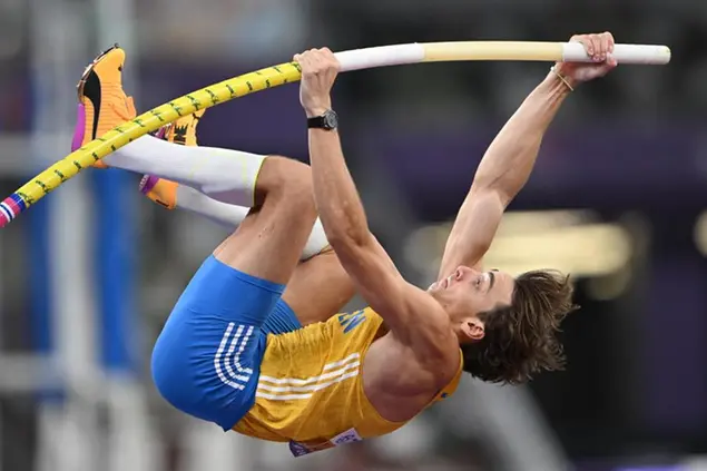 Ai Mondiali di atletica in corso a Tokyo Armand Duplantis ha saltato a 6,30 metri, stabilendo il nuovo record del mondo (il suo 14esimo) (FOTO EPA)