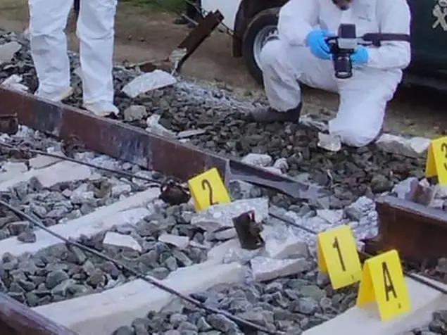 Incidente ferroviario in Spagna, le vittime ora sono 41. Una nuova foto mostra la rottura della rotaia