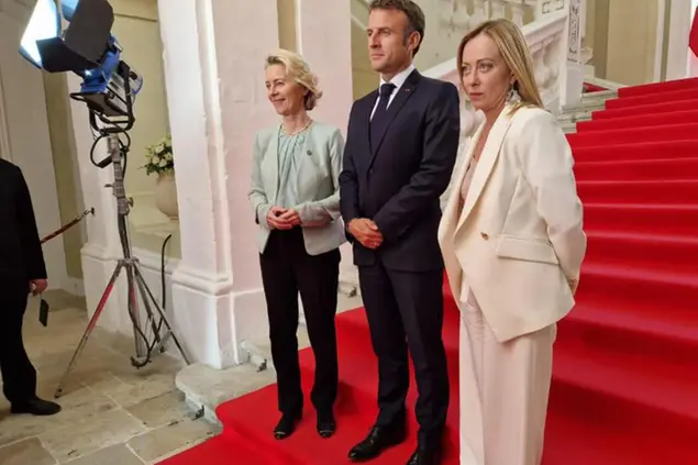 (Von der Leyen, Macron e Meloni. Foto Ansa)