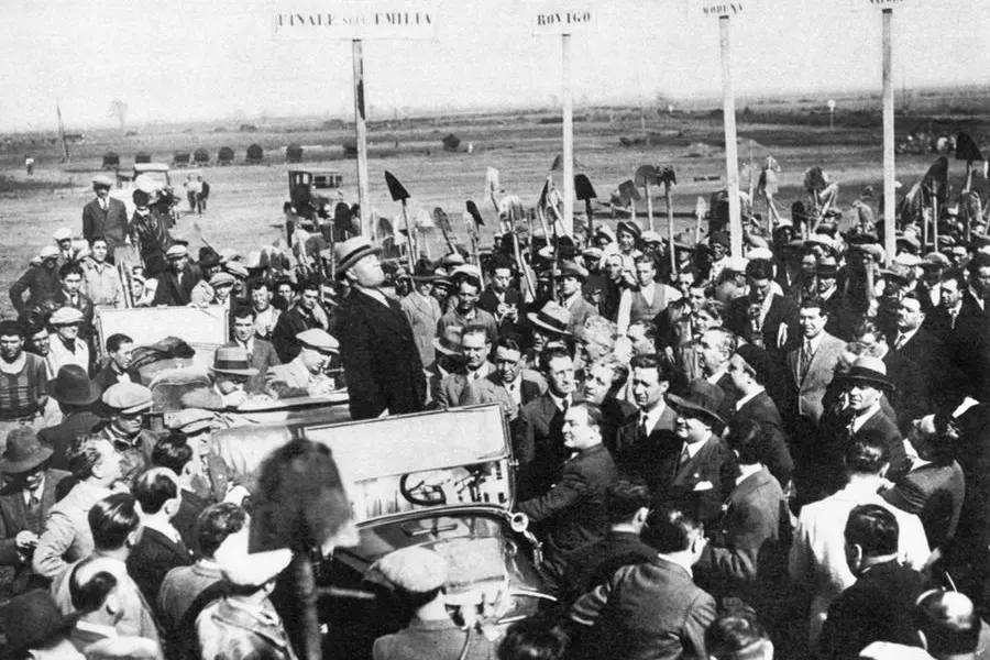Benito Mussolini parla ai volontari giunti sul luogo da ogni parte d'Italia per i lavori di bonifica dell'Agro Pontino (Fototeca Gilardi / AGF)