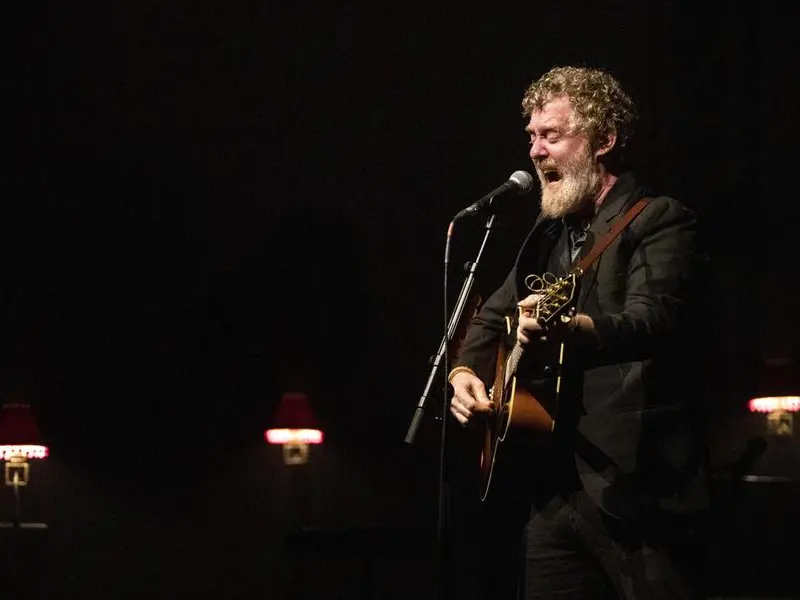 La cifra di Glen Hansard, il bardo capace di affondare nel cuore d’Irlanda