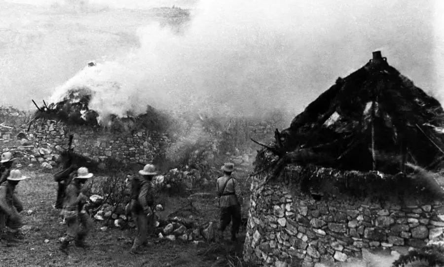 Soldati italiani bruciano alcune fattorie durante l'invasione dell'Etiopia, nel\\u00A01936. (AP Photo)