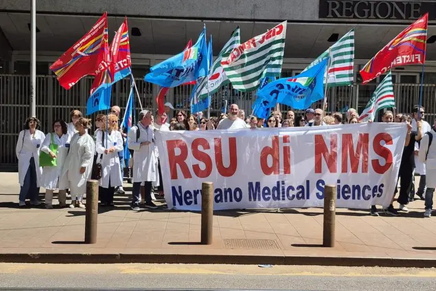 Ricercatori in protesta sotto la sede della Regione Lombardia (Credits: Filctem Cgil Ticinese Olona)