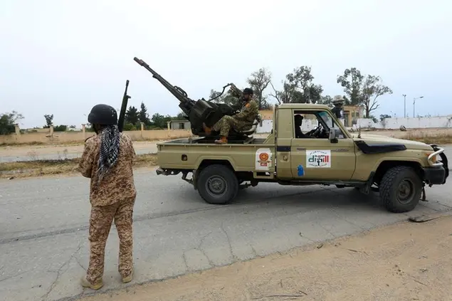 Scontri tra milizie di Haftar e truppe governative a Tripoli, nel maggio 2019 (Foto LaPresse)