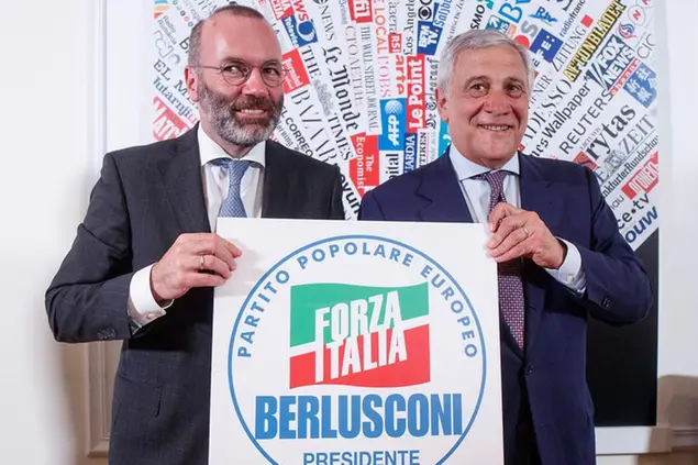 (Weber fa campagna per Forza Italia con Tajani. Foto LaPresse)