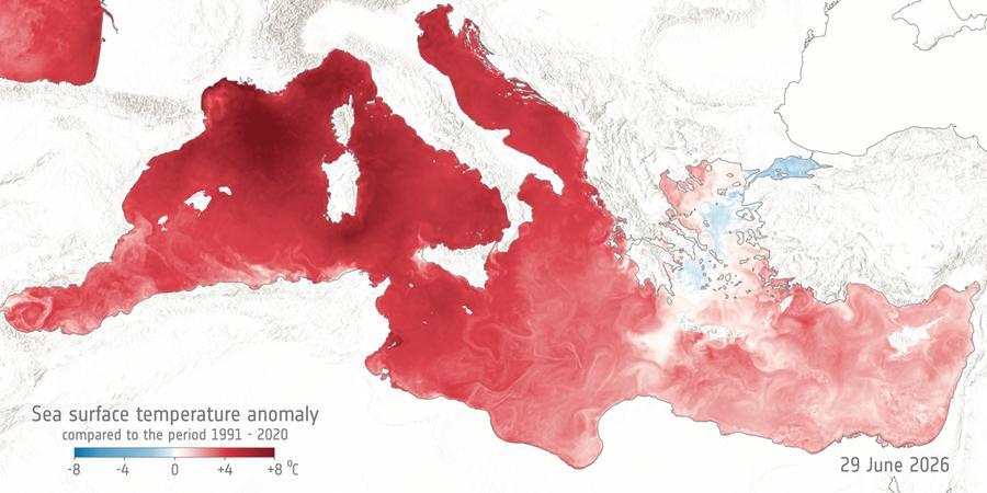 Mare mediterraneo azzurro con superficie calda, spiaggia affollata sullo sfondo, cielo nuvoloso minaccioso