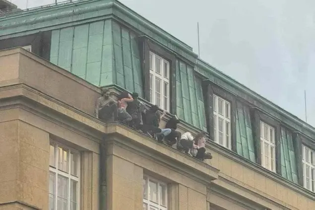 Studenti si rifugiano sul cornicione dell'edificio per ripararsi dal killer che sparava sulla folla
