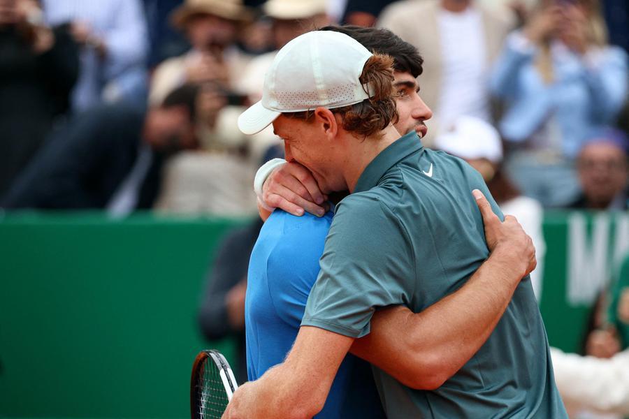 La superiorità serena di Sinner: a Montecarlo batte Alcaraz e canta da numero 1