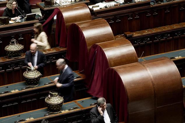 Roma 29/01/2015, Camera e Senato in seduta congiunta per la prima votazione per l'elezione del Presidente della Repubblica. Nella foto un parlamentare al voto esce dal catafalco