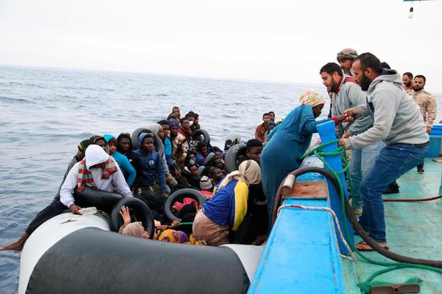 Migranti nel Mediterraneo raggiunti dalla guardia costiera libica (AP Photo/Yousef Murad)