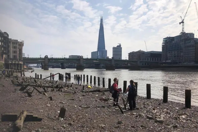 22 September 2020, Great Britain, London: View of the bank of the Thames. The search for objects from times gone by on the banks of the Thames (mudlarking) is becoming increasingly popular. The river has been used for waste disposal for centuries. Digging is not permitted in the search for relics such as shards of vessels and coins - but they can be seen with the naked eye anyway. (to dpa: \\\"On a treasure hunt on the banks of the Thames: Mudlarking more and more popular\\\") Photo by: Silvia Kusidlo/picture-alliance/dpa/AP Images