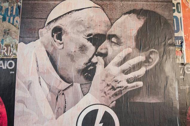 Manifesto del Bacio tra Papa Francesco e Mimmo Lucano comparso a Roma nel gennaio 2019 e firmato da una formazione della destra studentesca\\u00A0(Foto: LaPresse)