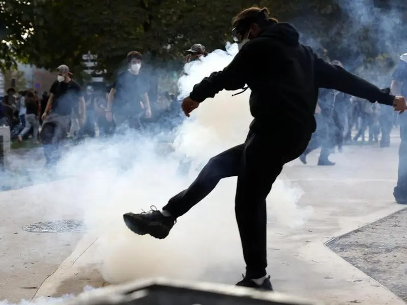 Scuola a pezzi e cassonetti in fiamme: la protesta nel disordine del sistema