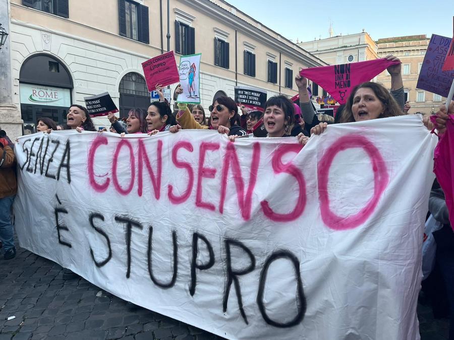 «Senza consenso è stupro»: a migliaia nelle piazze contro il ddl Bongiorno