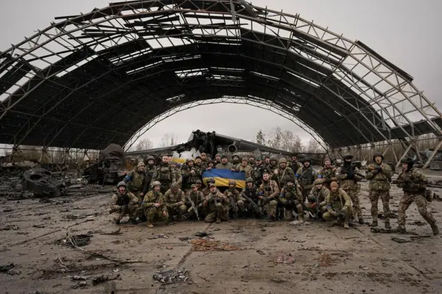 Soldati ucraini tra le rovine dell'aeroporto Antonov di Hostomel, a pochi chilometri da Kiev. Qui nel primo giorno dell'invasione si è svolta una delle più importanti battaglie della guerra (AP Photo/Vadim Ghirda)