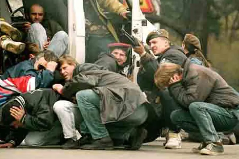 Civili presi di mira da un cecchino a Sarajevo durante l'assedio (Ansa)