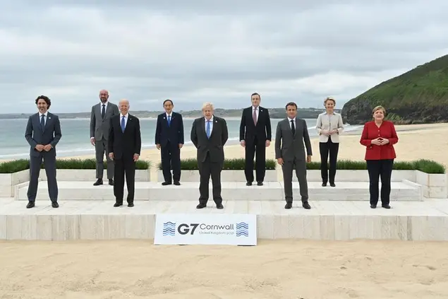 11/06/2021 Carbis Bay, i leader che hanno partecipato al G7 in Cornovaglia in spiaggia per la photo family.