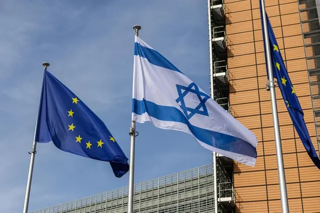 (La bandiera israeliana issata a fianco a quella europea nella sede della Commissione Ue, palazzo Berlaymont, a Bruxelles. Foto Comm. Eur.)