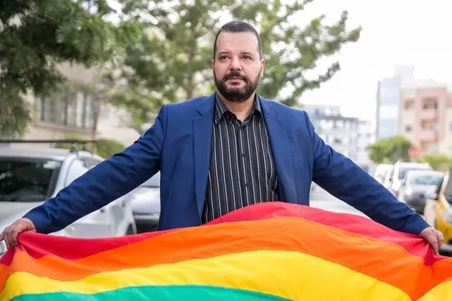 L\\u2019attivista lgbt tunisino Mounir Baatour \\u00E8 stato il primo candidato dichiaratamente gay in un\\u2019elezione presidenziale nel mondo arabo. In seguito a minacce di morte da parte degli islamisti, si \\u00E8 rifugiato in Francia FOTO AP