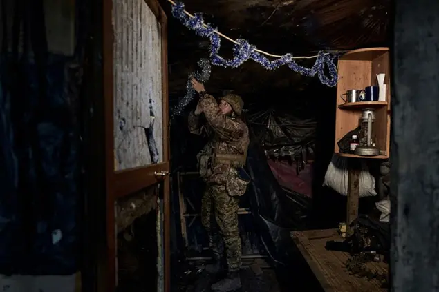 Un soldato ucraino decora un avamposto\\u00A0in prima linea durante i combattimenti con le forze russe vicino a Maryinka, nella regione di Donetsk, in Ucraina (AP Photo/Libkos)