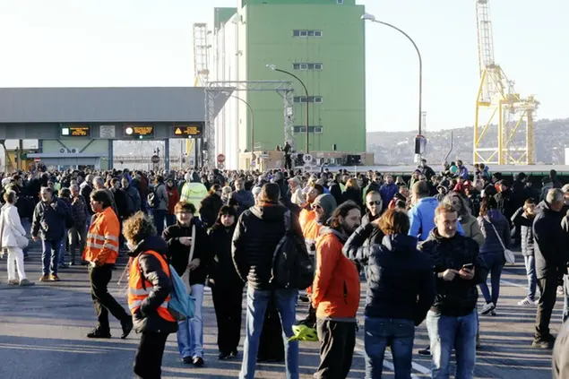 15/10/2021 Trieste, protesta dei portuali al varco 4 del porto di Trieste contro l'obbligo di Green pass per poter lavorare