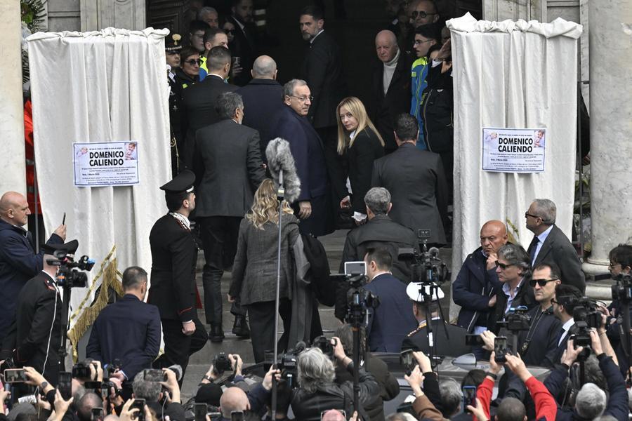 Meloni da Mattarella: il “cigno nero” iraniano complica la corsa del Sì