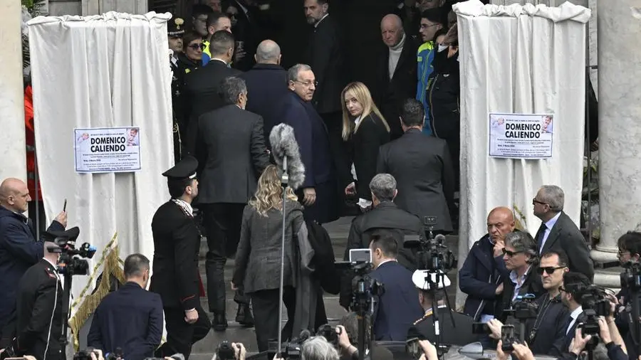 Meloni da Mattarella: il “cigno nero” iraniano complica la corsa del Sì