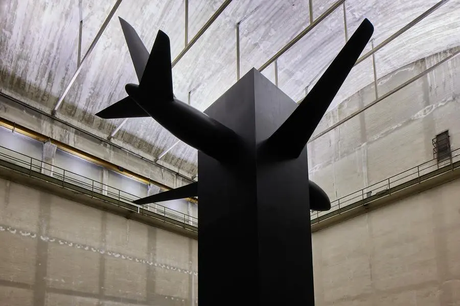 Maurizio Cattelan, Blind, 2021, resina, legno, acciaio, alluminio, polistirene, pittura, 1695 x 1300 x 1195 cm. Veduta dell’installazione, Pirelli HangarBicocca, Milano, 2021. Prodotta da Marian Goodman Gallery e Pirelli HangarBicocca, Milano. Courtesy l’artista, Marian Goodman Gallery e Pirelli HangarBicocca, Milano. Foto Agostino Osio