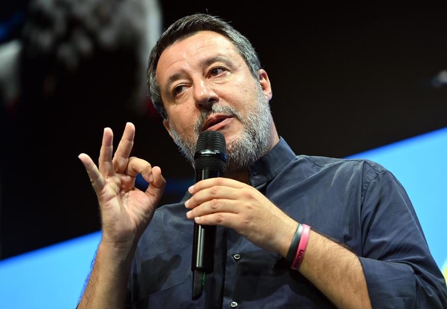 Salvini parla durante l'evento della Lega a Roma, attacca Forza Italia e sfida i frondisti nel centrodestra