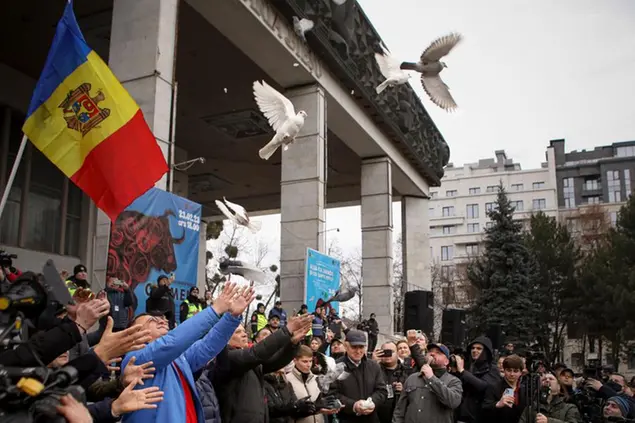Members of Moldova's recently-formed Movement for the People group and Moldova's Russia-friendly Shor Party, release pigeons during a protest against the pro-Western government and low living standards, in Chisinau, Moldova, Sunday, Feb. 19, 2023. Thousands of anti-government protesters returned to the streets of Moldova's capital Sunday to demand the pro-Western government cover the costs of their energy bills this winter amid a cost-of-living crisis and skyrocketing inflation.(AP Photo/Aurel Obreja)